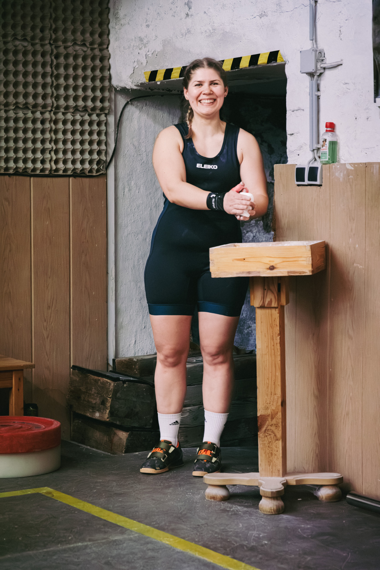 Frieda Kapsamer lächelnd beim Gewichtheberwettkampf
